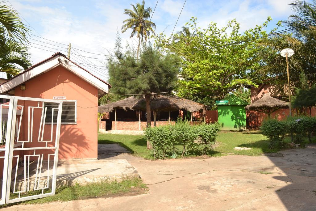 Pink Hostel Accra Exterior photo